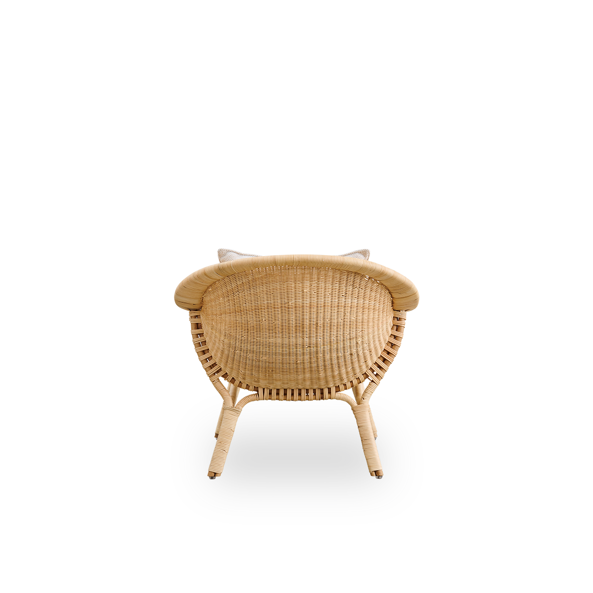 Rückansicht des Madame-Outdoor-Loungesessels, entworfen von Nanna und Jørgen Ditzel. Vollständig geflochtener Rattansessel mit weichem, femininem muschelförmigem Design.
