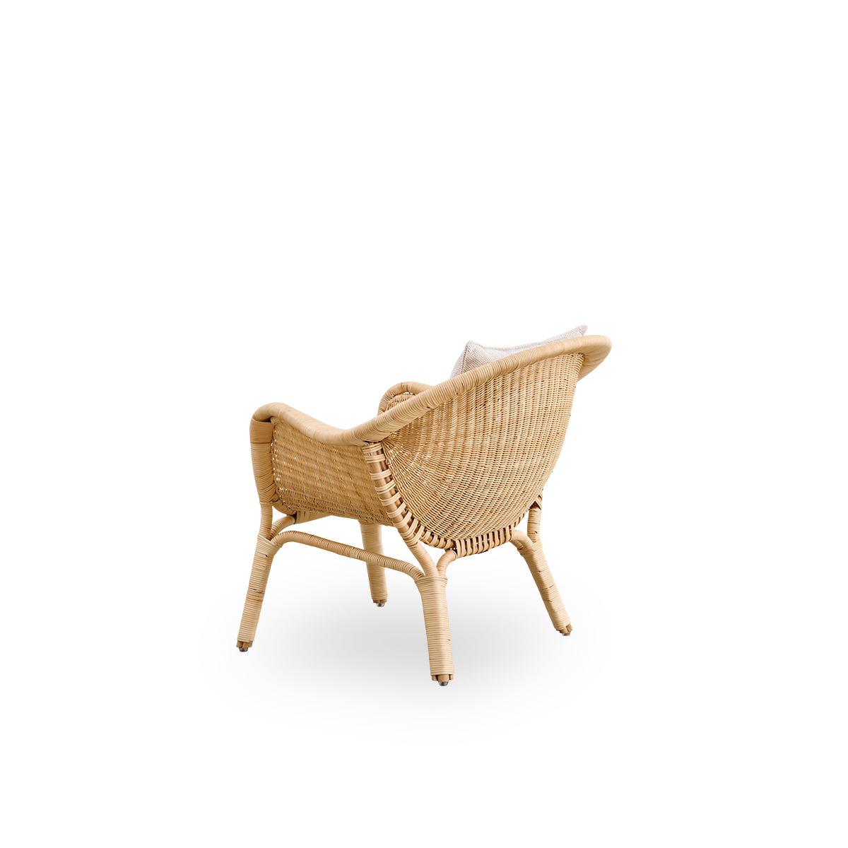 Rückansicht des Madame Exterior Loungesessels, entworfen von Nanna & Jørgen Ditzel.
Vollständig geflochtener Rattan-Loungesessel mit weichem, femininem, muschelförmigem Design.