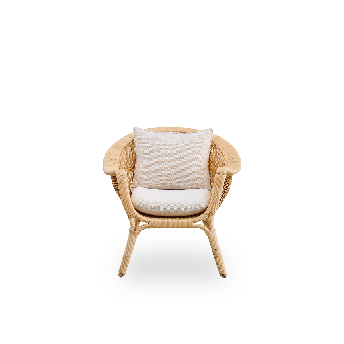 Vorderansicht des Madame Exterior Loungesessels, entworfen von Nanna & Jørgen Ditzel.
Vollständig geflochtener Rattan-Loungesessel mit weichem, femininem muschelförmigem Design.