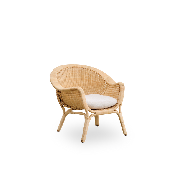 Seitenansicht des Madame Outdoor-Loungestuhls, entworfen von Nanna & Jørgen Ditzel. Vollständig geflochtener Rattan-Loungestuhl mit weichem, femininem Muschel-Design.