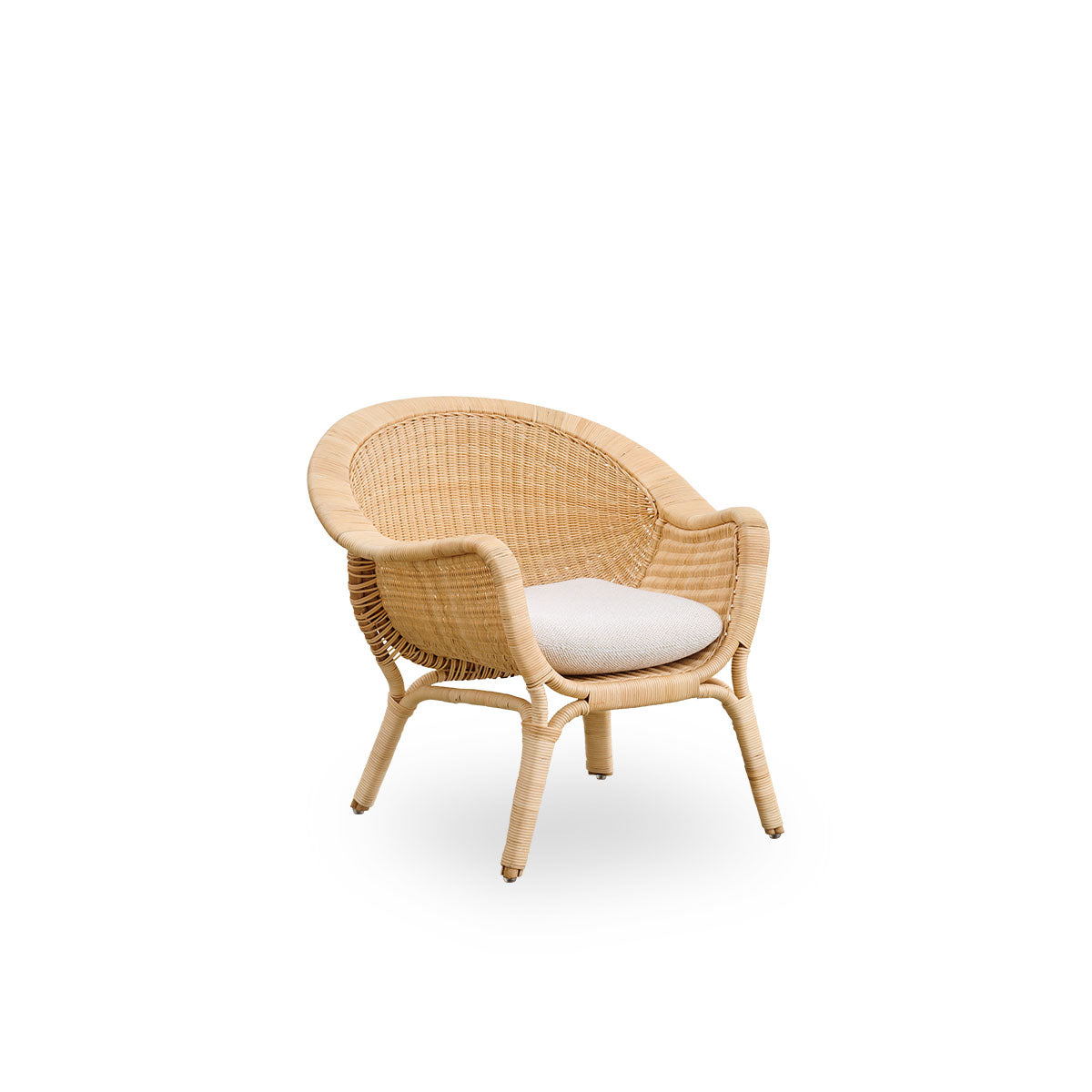 Seitenansicht des Madame Outdoor-Loungestuhls, entworfen von Nanna & Jørgen Ditzel. Vollständig geflochtener Rattan-Loungestuhl mit weichem, femininem Muschel-Design.