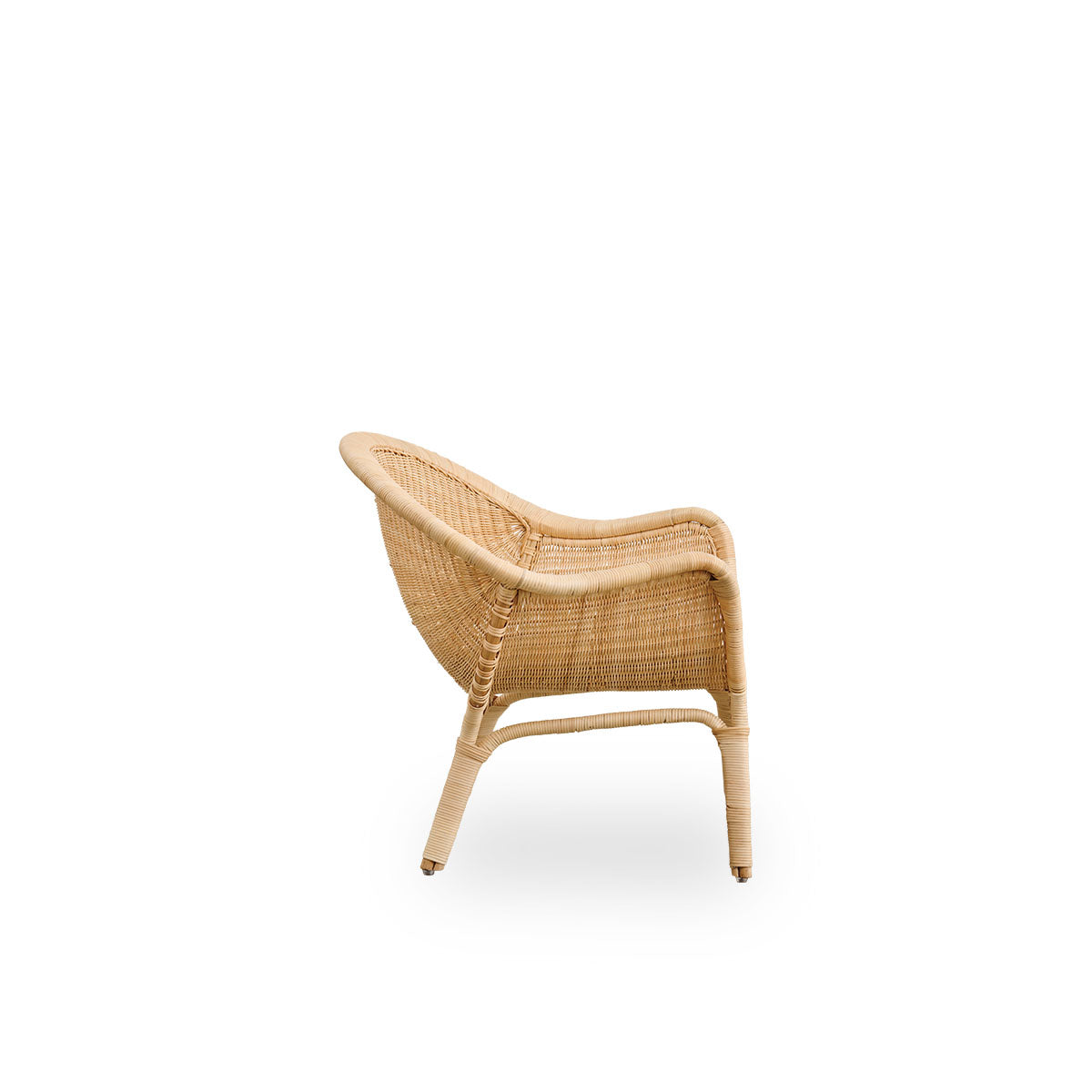 Seitenansicht des Madame Exterior Loungechairs, entworfen von Nanna & Jørgen Ditzel. Vollständig geflochtener Rattan-Loungechair mit weichem, feminin geformtem Schalendesign.