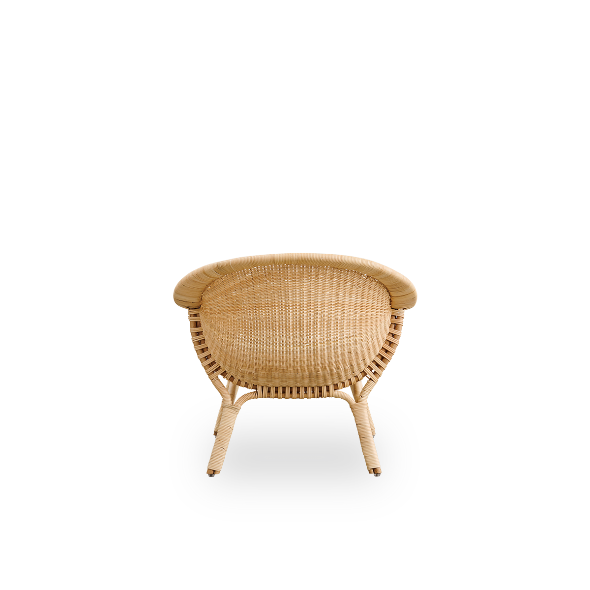 Rückansicht des Madame-Outdoor-Loungesessels, entworfen von Nanna und Jørgen Ditzel. Vollständig geflochtener Rattansessel mit weichem, femininem muschelförmigem Design.