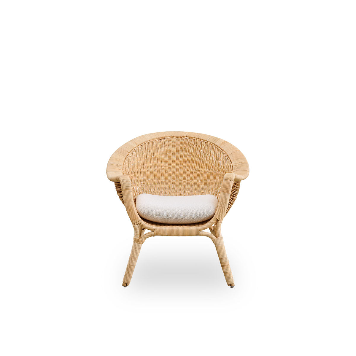 Vorderansicht des Madame Exterior Loungesessels, entworfen von Nanna & Jørgen Ditzel.
Vollständig geflochtener Rattan-Loungesessel mit weichem, femininem muschelförmigem Design.