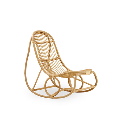 Seitenansicht des Nanny Schaukelstuhls, entworfen von Nanna Ditzel, aus hochwertigem natürlichem Rattan.