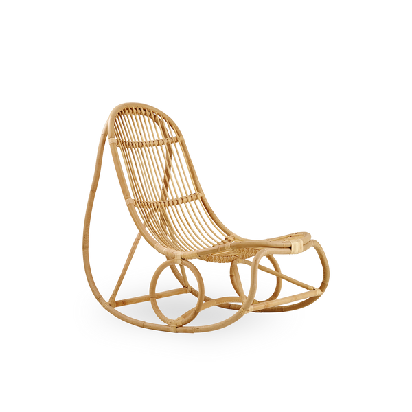Seitenansicht des Nanny Schaukelstuhls, entworfen von Nanna Ditzel, aus hochwertigem natürlichem Rattan.