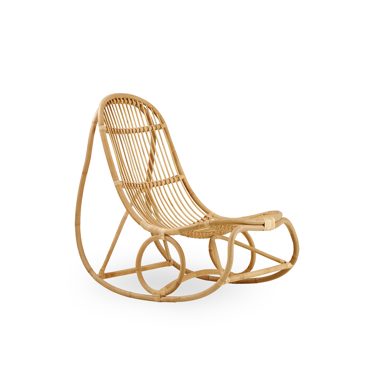 Seitenansicht des Nanny Schaukelstuhls, entworfen von Nanna Ditzel, aus hochwertigem natürlichem Rattan.