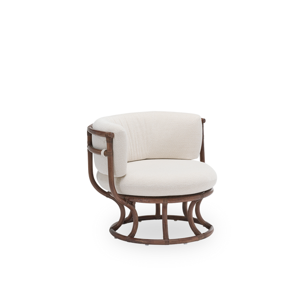 Seitenansicht des Coco Lounge-Sessels mit Sitz- und Rückenkissen, aus braunem Rattan. 1973 von Nanna Ditzel entworfen und aus perfekten Kreisen und Halbkreisen aufgebaut. Handgefertigt aus erstklassigem indonesischem Rattan.