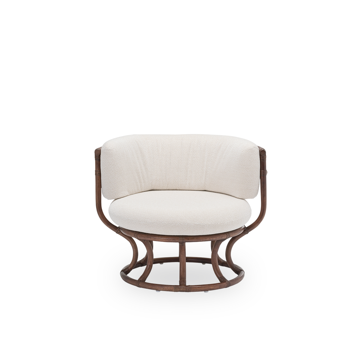 Vorderansicht des Coco Lounge-Sessels mit Sitz- und Rückenkissen, aus braunem Rattan. 1973 von Nanna Ditzel entworfen und aus perfekten Kreisen und Halbkreisen aufgebaut. Handgefertigt aus erstklassigem indonesischem Rattan.