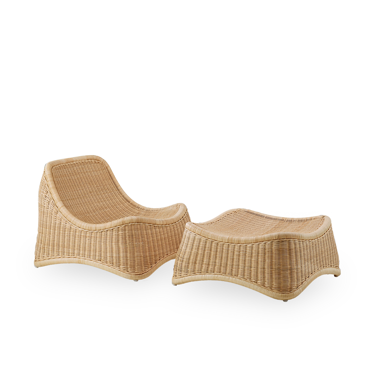 Seitenansicht des Chill Outdoor-Lounge-Stuhls, ein vollständig geflochtener Outdoor-Stuhl mit passendem Fußhocker, entworfen von Nanna Ditzel. Der Stuhl hat keine Armlehnen und ist handgefertigt aus hochwertigem indonesischem Rattan.