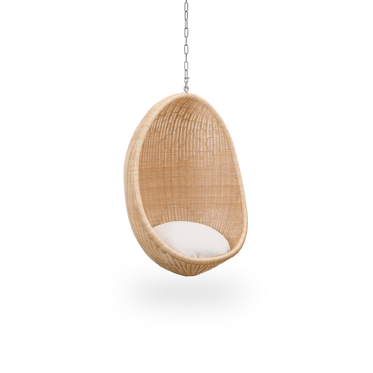 Seitenansicht des Hanging Egg Junior, der Kinderversion des ikonischen Hängesessels, entworfen von Nanna und Jørgen Ditzel. Der runde Hängesessel ist vollständig aus hochwertigem indonesischem Rattan geflochten und hängt an einer Metallkette.