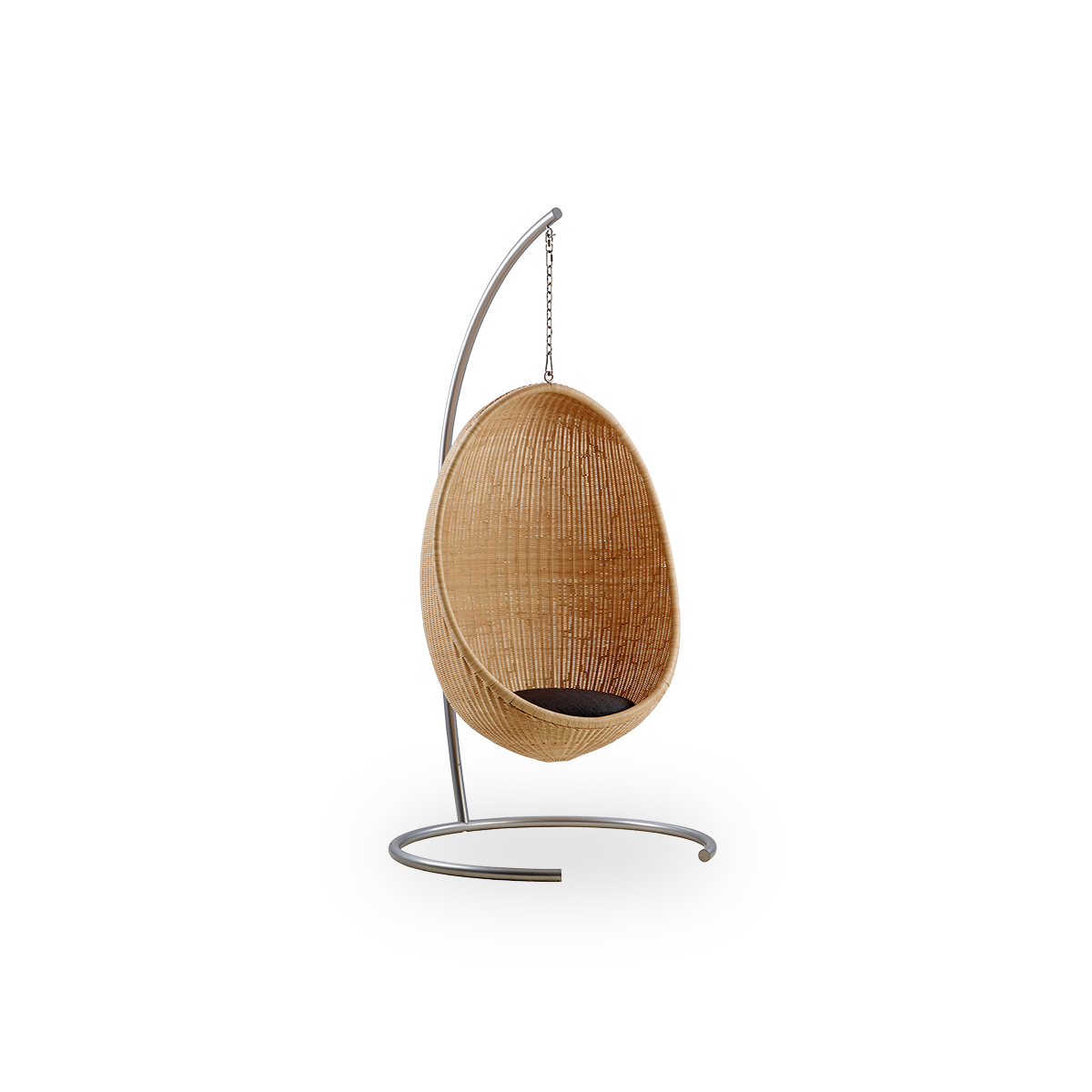 Dies ist ein Nahaufnahmebild von Hanging Egg Chair in natural core weave Rattan frame.