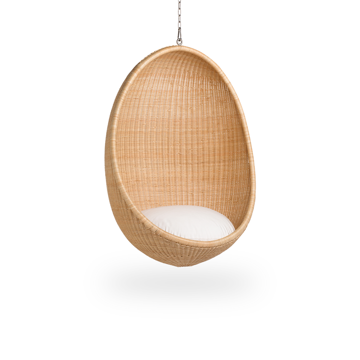 Seitenansicht des Hanging Egg, eines ikonischen Hängesessels, entworfen von Nanna und Jørgen Ditzel. Der runde Hängesessel ist vollständig aus hochwertigem indonesischem Rattan geflochten und hängt an einer Metallkette.