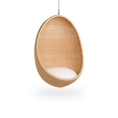 Seitenansicht des Hanging Egg, eines ikonischen Hängesessels, entworfen von Nanna und Jørgen Ditzel. Der runde Hängesessel ist vollständig aus hochwertigem indonesischem Rattan geflochten und hängt an einer Metallkette.
