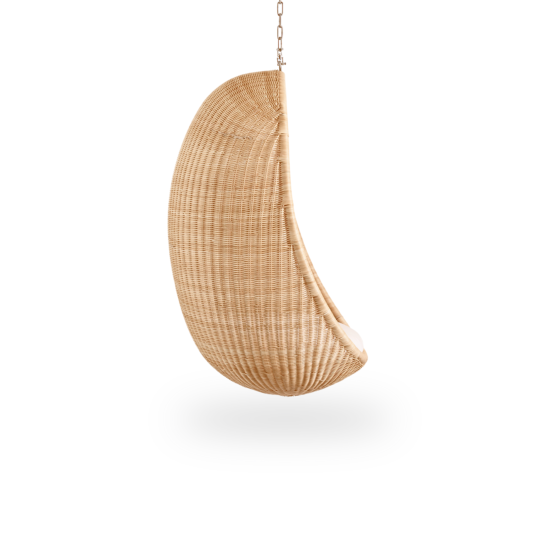 Seitenansicht des Hanging Egg, eines ikonischen Hängestuhls, entworfen von Nanna und Jørgen Ditzel. Der runde Hängestuhl ist vollständig aus hochwertigem indonesischem Rattan geflochten und hängt an einer Metallkette.