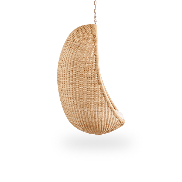 Seitenansicht des Hanging Egg, eines ikonischen Hängestuhls, entworfen von Nanna und Jørgen Ditzel. Der runde Hängestuhl ist vollständig aus hochwertigem indonesischem Rattan geflochten und hängt an einer Metallkette.