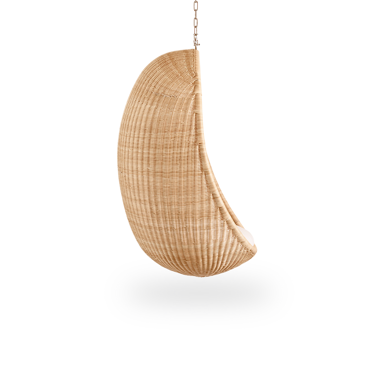Seitenansicht des Hanging Egg, eines ikonischen Hängestuhls, entworfen von Nanna und Jørgen Ditzel. Der runde Hängestuhl ist vollständig aus hochwertigem indonesischem Rattan geflochten und hängt an einer Metallkette.