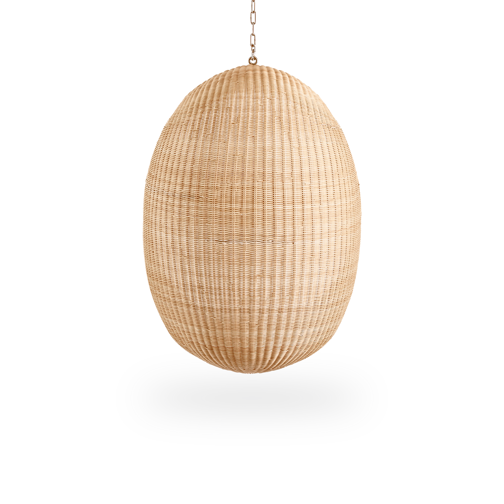 Rückansicht des Hanging Egg, ein ikonischer Hängesessel, entworfen von Nanna und Jørgen Ditzel. Der runde Hängesessel ist vollständig aus hochwertigem indonesischem Rattan geflochten und hängt an einer Metallkette.