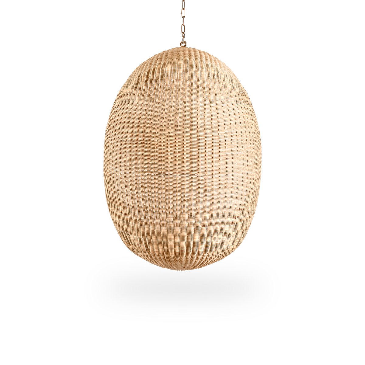 Rückansicht des Hanging Egg, ein ikonischer Hängesessel, entworfen von Nanna und Jørgen Ditzel. Der runde Hängesessel ist vollständig aus hochwertigem indonesischem Rattan geflochten und hängt an einer Metallkette.
