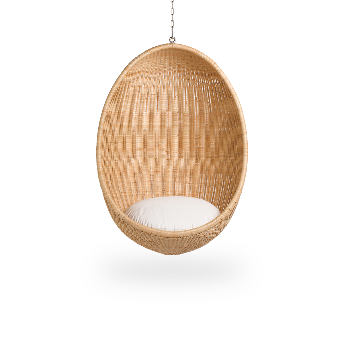 Vorderansicht des Hanging Egg, ein ikonischer Hängesessel, entworfen von Nanna und Jørgen Ditzel.
Der runde Hängesessel ist vollständig aus hochwertigem indonesischem Rattan geflochten und hängt an einer Metallkette.