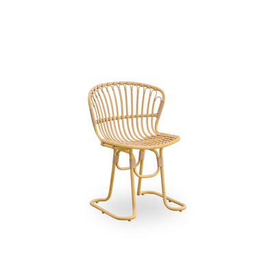 Seitenansicht des Rita Exterior Essstuhls, entworfen von Nanna Ditzel. Skulpturale Beine sorgen für Stabilität auf jeder Außenfläche. Rahmen aus Aluminium im Rattan-Look mit ArtFibre-Umschlingungen.