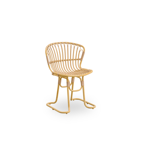 Seitenansicht des Rita Exterior Essstuhls, entworfen von Nanna Ditzel. Skulpturale Beine sorgen für Stabilität auf jeder Außenfläche. Rahmen aus Aluminium im Rattan-Look mit ArtFibre-Umschlingungen.