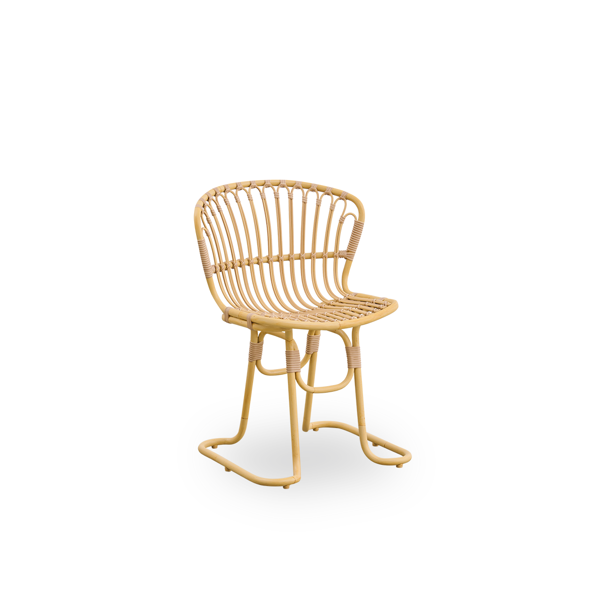 Seitenansicht des Rita Exterior Essstuhls, entworfen von Nanna Ditzel. Skulpturale Beine sorgen für Stabilität auf jeder Außenfläche. Rahmen aus Aluminium im Rattan-Look mit ArtFibre-Umschlingungen.