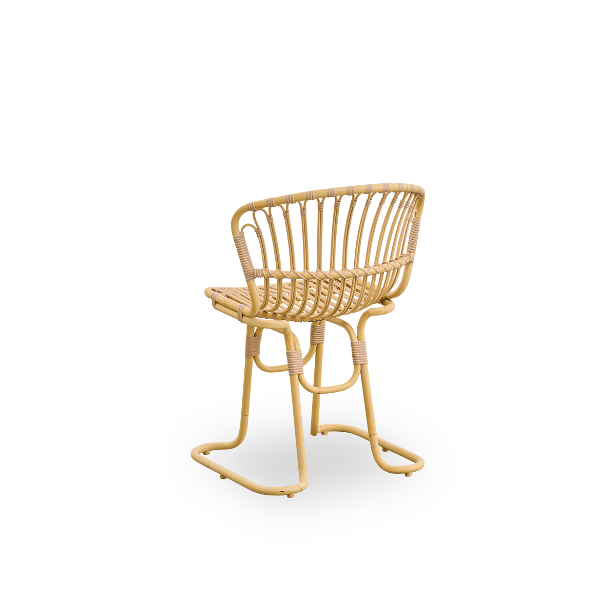 Rückansicht des Rita Exterior Outdoor-Esszimmerstuhls, entworfen von Nanna Ditzel.
Skulpturale Beine sorgen für Stabilität auf jeder Außenfläche. Rahmen aus Aluminium in Rattanoptik mit ArtFibre-Umwicklung.