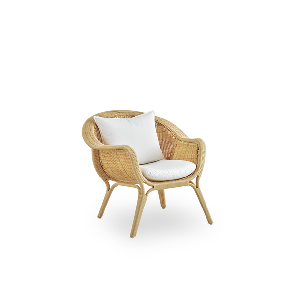 Seitenansicht des Madame Outdoor-Loungestuhls, entworfen von Nanna & Jørgen Ditzel. Vollständig geflochtener Loungestuhl mit weichem, femininem Muschel-Design. Rahmen aus Aluminium, geflochten mit ArtFibre.