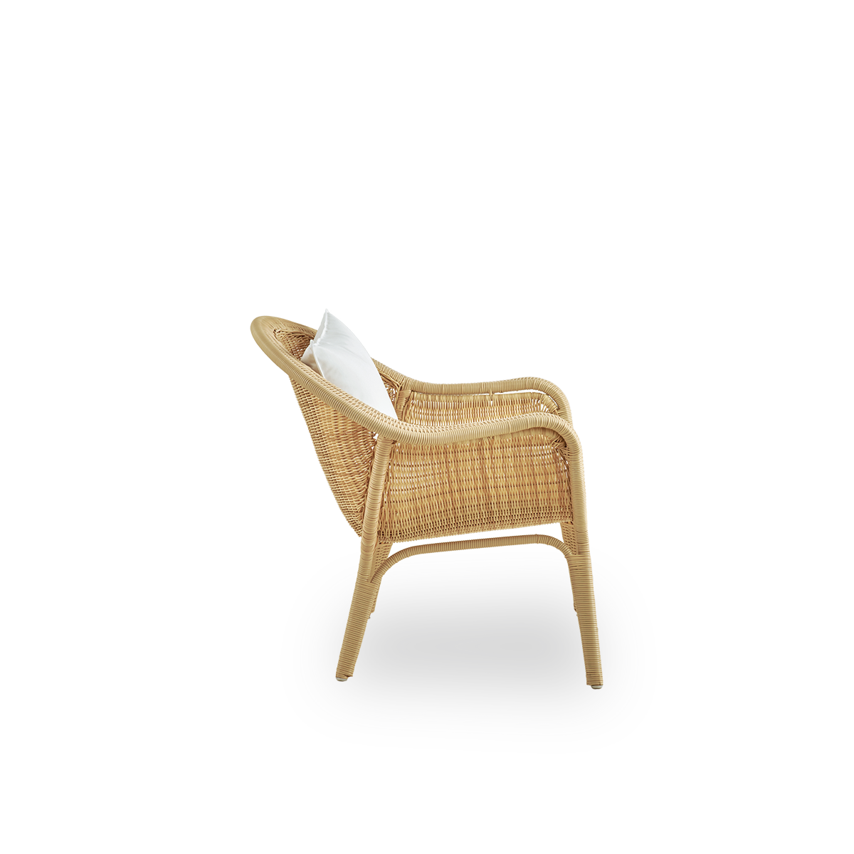 Seitenansicht des Madame Exterior Loungechairs, entworfen von Nanna & Jørgen Ditzel. Vollständig geflochtener Loungechair mit weichem, feminin geformtem Schalendesign. Rahmen aus Aluminium, geflochten mit ArtFibre.