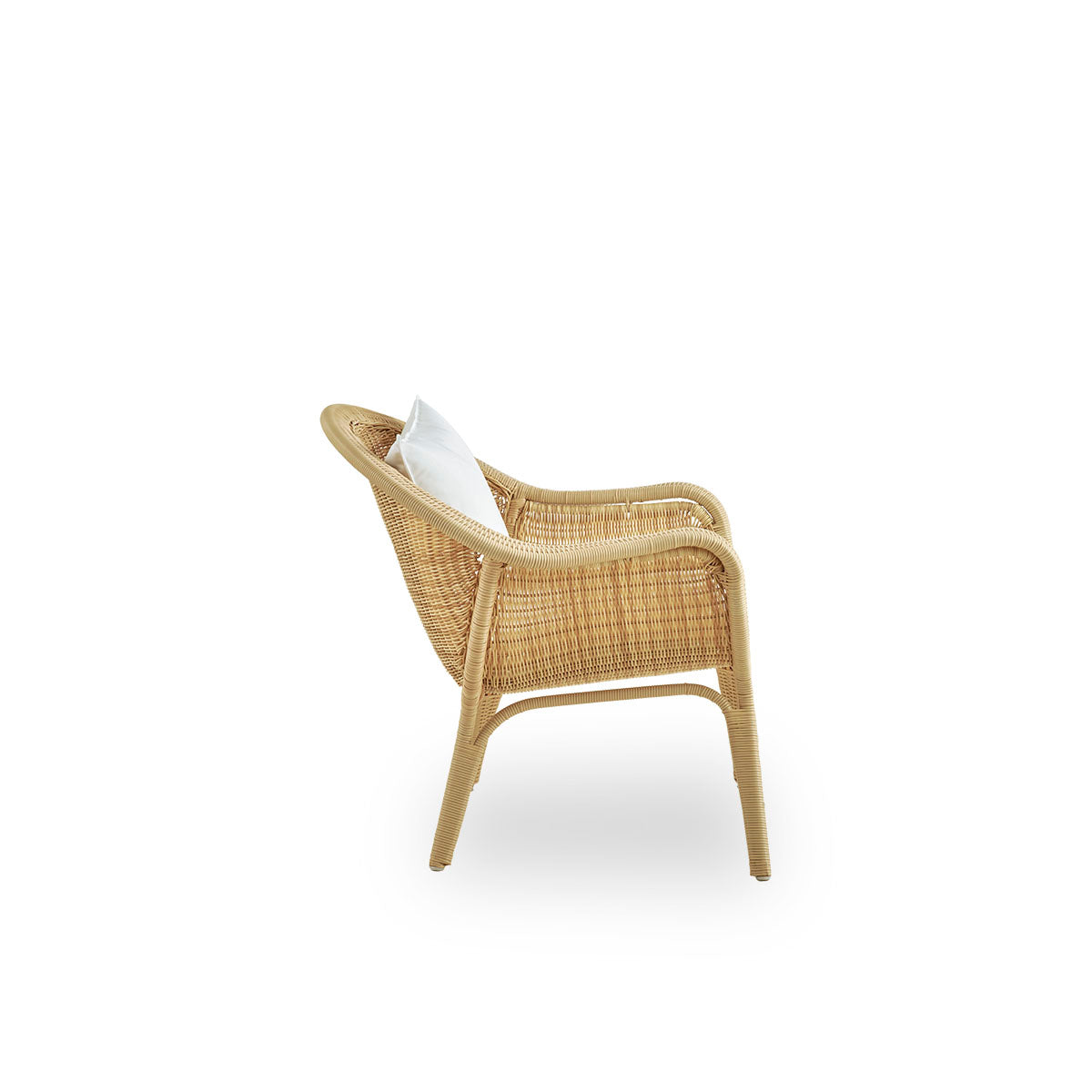 Seitenansicht des Madame Exterior Loungechairs, entworfen von Nanna & Jørgen Ditzel. Vollständig geflochtener Loungechair mit weichem, feminin geformtem Schalendesign. Rahmen aus Aluminium, geflochten mit ArtFibre.