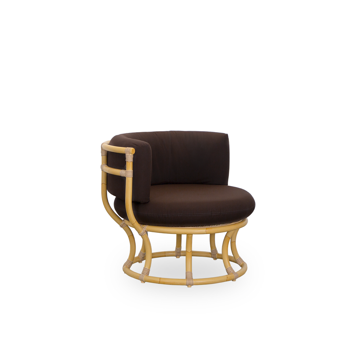 Seitenansicht des Coco Outdoor-Lounge-Stuhls im Rattan-Look, entworfen von Nanna Ditzel. Das Design basiert auf perfekten Kreisen und verfügt über einen Aluminiumrahmen mit gewebten ArtFibre-Details. Präsentiert auf einem braunen Kissen.
