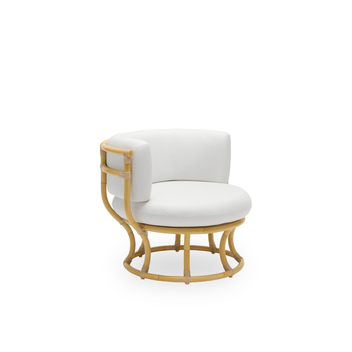 Seitenansicht des Coco Outdoor-Lounge-Stuhls im Rattan-Look, entworfen von Nanna Ditzel. Das Design basiert auf perfekten Kreisen und verfügt über einen Aluminiumrahmen mit gewebten ArtFibre-Details.