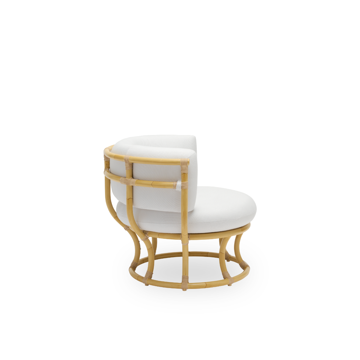 Einfache Seitenansicht des Coco Exterior Lounge-Stuhls in Rattanoptik, entworfen von Nanna Ditzel. Das Design basiert auf perfekten Kreisen und verfügt über einen Aluminiumrahmen mit geflochtenen ArtFibre-Details.