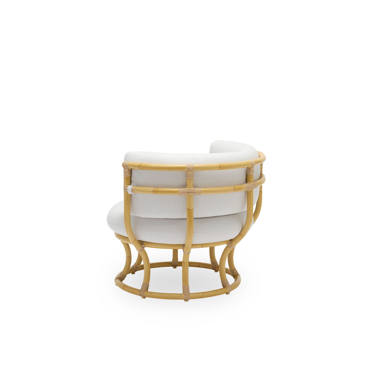 Rückseiten-Seitenansicht des Coco Exterior Loungesessels in Rattanoptik, entworfen von Nanna Ditzel. Das Design basiert auf perfekten Kreisen und verfügt über einen Aluminiumrahmen mit geflochtenen ArtFibre-Details.