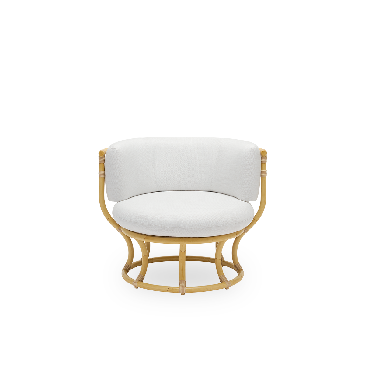 Vorderansicht des Coco Exterior Loungesessels in Rattan-Optik, entworfen von Nanna Ditzel. Das Design basiert auf perfekten Kreisen und verfügt über einen Aluminiumrahmen mit ArtFibre-Flechtdetails.