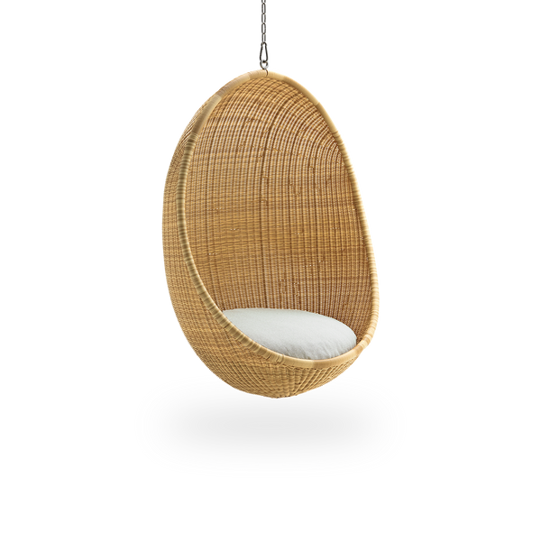 Seitenansicht des Hanging Egg Exterior in der Farbe Natural. Der Hängesessel hat eine runde Form und ist vollständig aus ArtFibre auf einem Aluminiumrahmen geflochten.