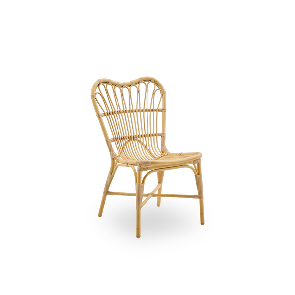 Seitenansicht des Margret Outdoor-Essstuhls mit hoher, breiter Rückenlehne. Aluminiumrahmen mit ArtFibre-Umschlingungen im natürlichen Rattan-Look.