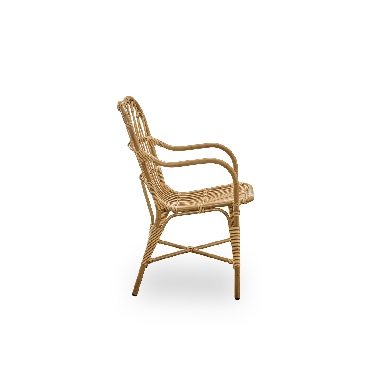 Seitenansicht des Margret Outdoor-Essstuhls mit hoher, breiter Rückenlehne und gebogenen Armlehnen. Aluminiumrahmen im antikbraunen Rattan-Look mit ArtFibre-Geflecht.