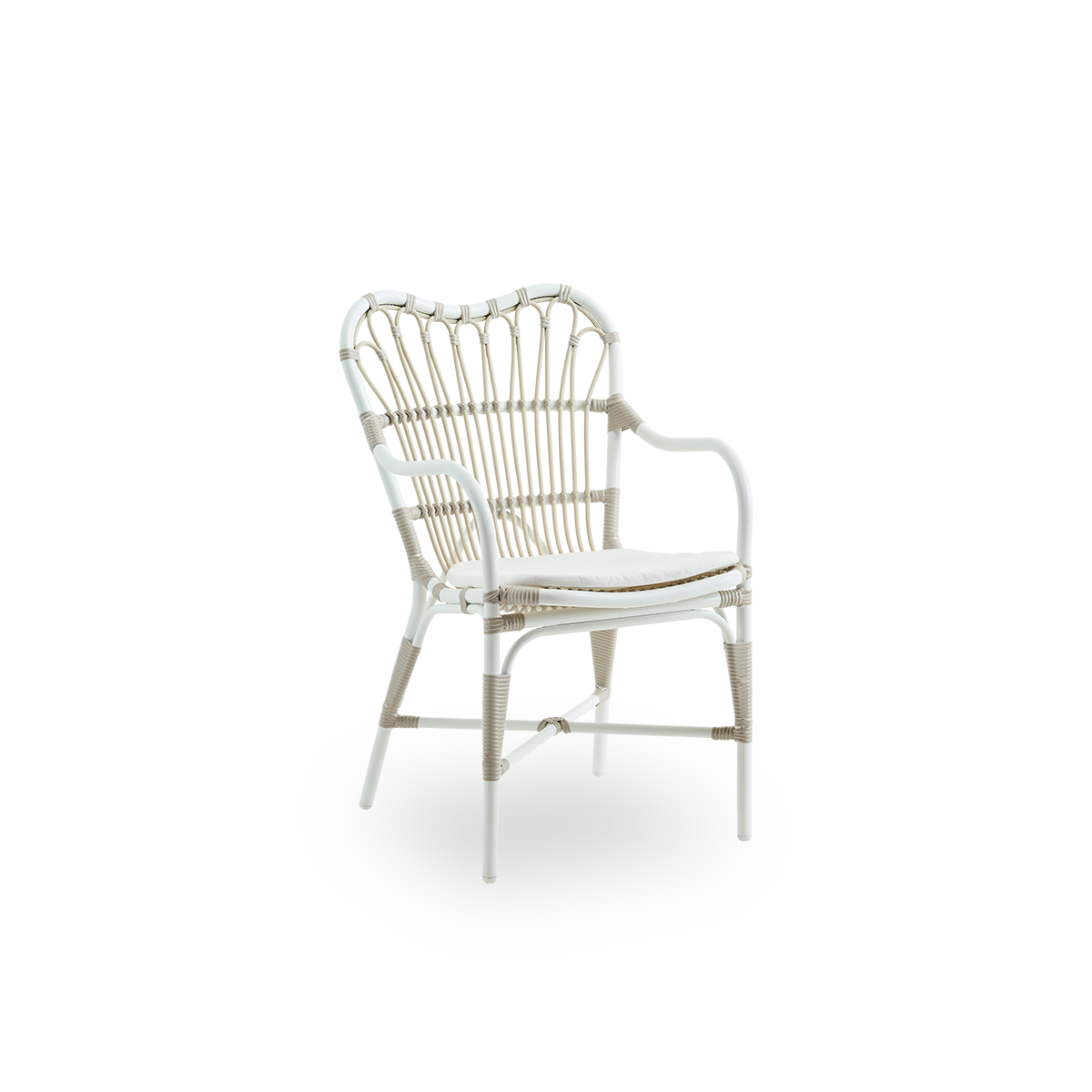 Seitenansicht des Margret Outdoor-Essstuhls mit hoher, breiter Rückenlehne und geschwungenen Armlehnen. Aluminiumrahmen mit ArtFibre-Umschlingungen in Dove White-Farbe.