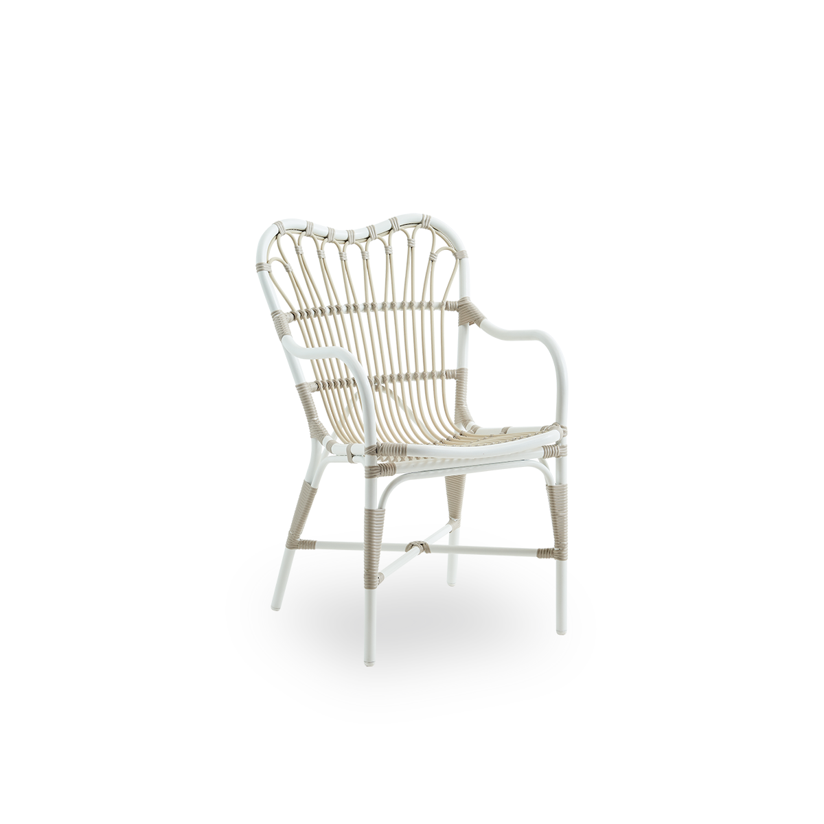 Seitenansicht des Margret Outdoor-Essstuhls mit hoher, breiter Rückenlehne und geschwungenen Armlehnen. Aluminiumrahmen mit ArtFibre-Umschlingungen in Dove White-Farbe.