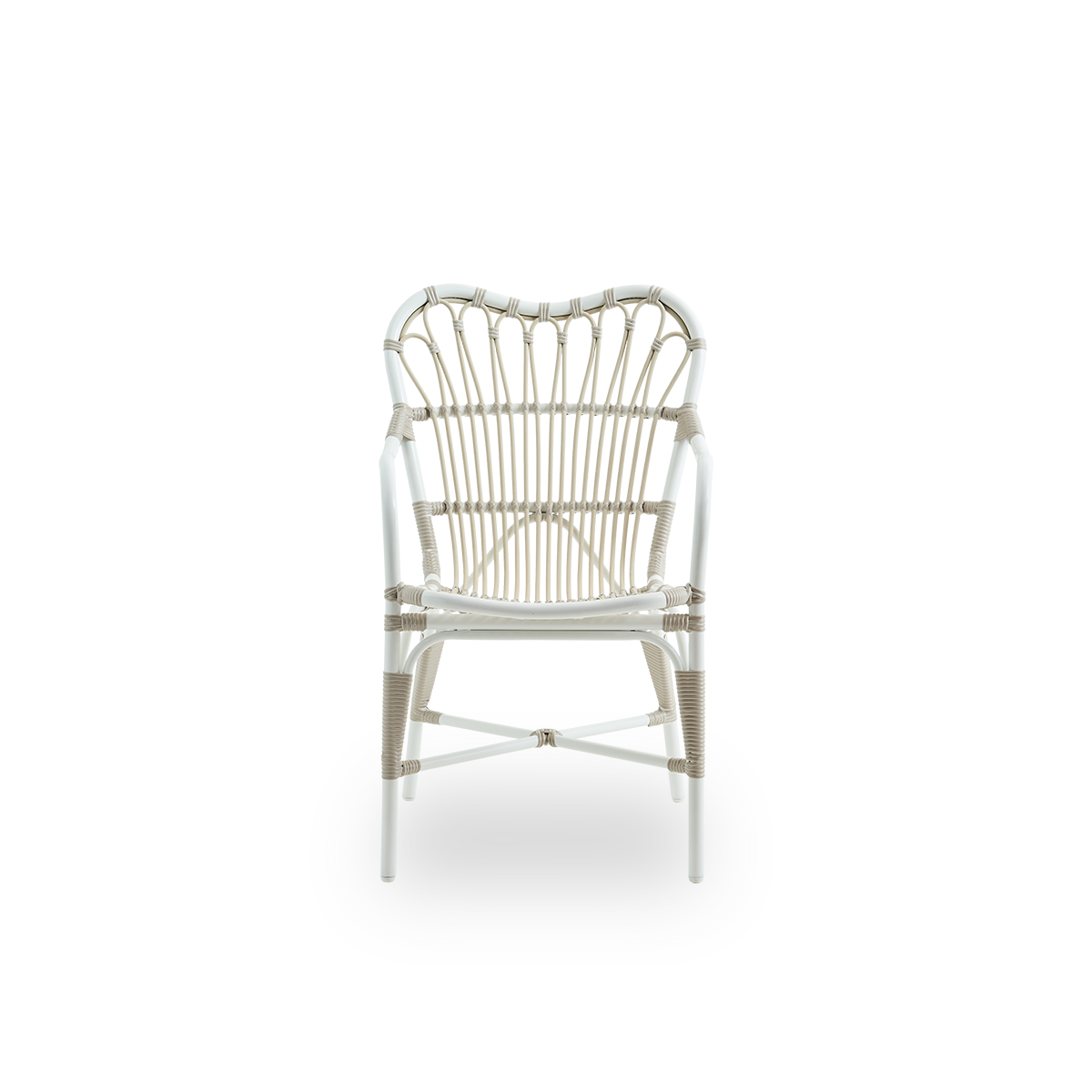 Vorderansicht des Margret Outdoor-Esszimmerstuhls mit hoher, breiter Rückenlehne und geschwungenen Armlehnen.
Aluminiumrahmen mit ArtFibre-Umwicklungen in Dove White.
