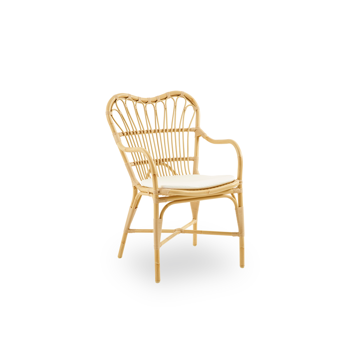 Seitenansicht des Margret Outdoor-Essstuhls mit hoher, breiter Rückenlehne und geschwungenen Armlehnen. Aluminiumrahmen im natürlichen Rattan-Look mit ArtFibre-Umschlingungen.