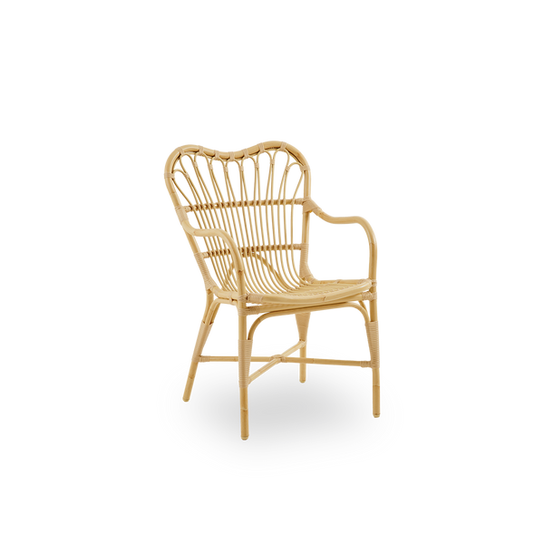 Seitenansicht des Margret Outdoor-Essstuhls mit hoher, breiter Rückenlehne und geschwungenen Armlehnen. Aluminiumrahmen im natürlichen Rattan-Look mit ArtFibre-Umschlingungen.