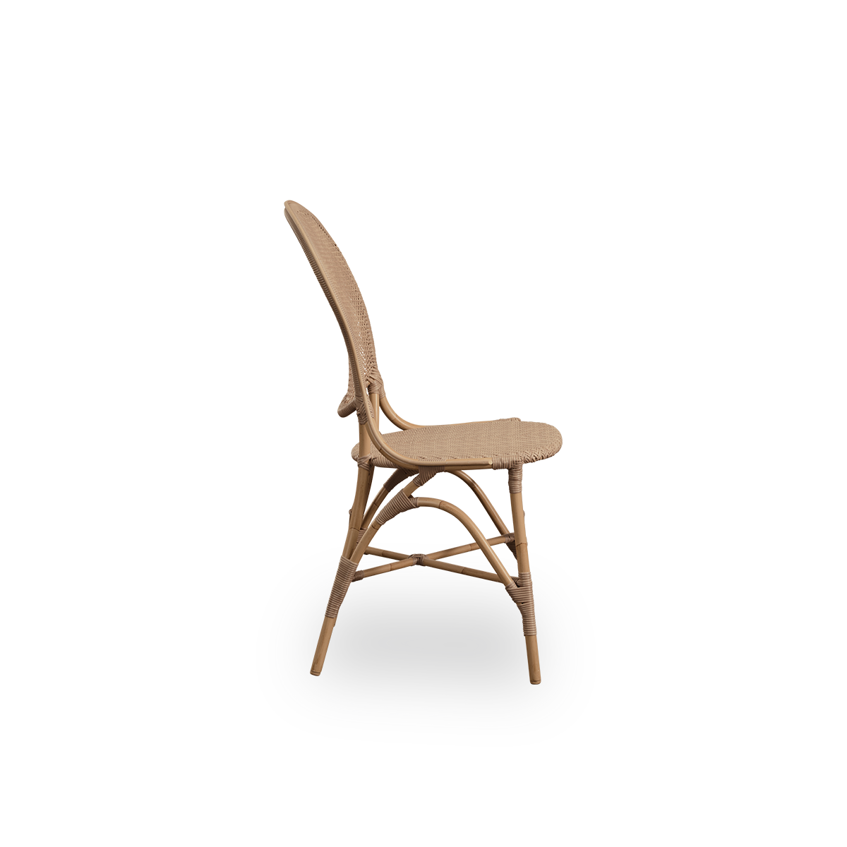 Seitenansicht des Rossini Outdoor-Essstuhls in Antikfarbe. Eleganter Stuhl mit runder Rückenlehne in schlichtem Design. Aluminiumrahmen im Rattan-Look mit ArtFibre-Geflecht auf Sitz und Rückenlehne.