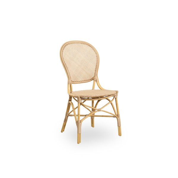 Seitenansicht des Rossini Outdoor-Essstuhls in Naturfarbe. Eleganter Stuhl mit runder Rückenlehne in schlichtem Design. Aluminiumrahmen im Rattan-Look mit geflochtenem ArtFibre-Sitz und Rückenlehne.
