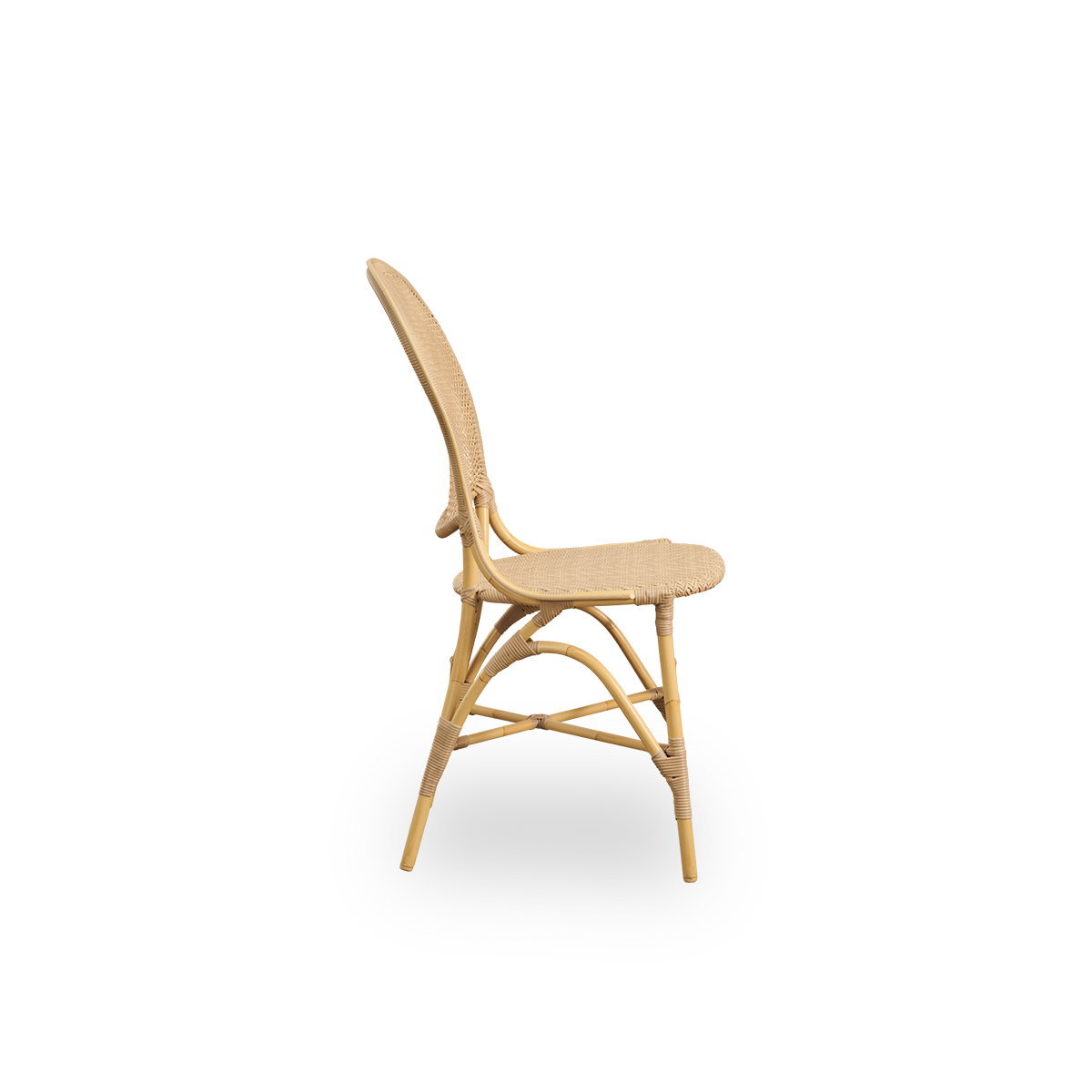Seitenansicht des Rossini Outdoor-Essstuhls in Naturfarbe. Eleganter Stuhl mit runder Rückenlehne in schlichtem Design. Aluminiumrahmen im Rattan-Look mit ArtFibre-Geflecht auf Sitz und Rückenlehne.