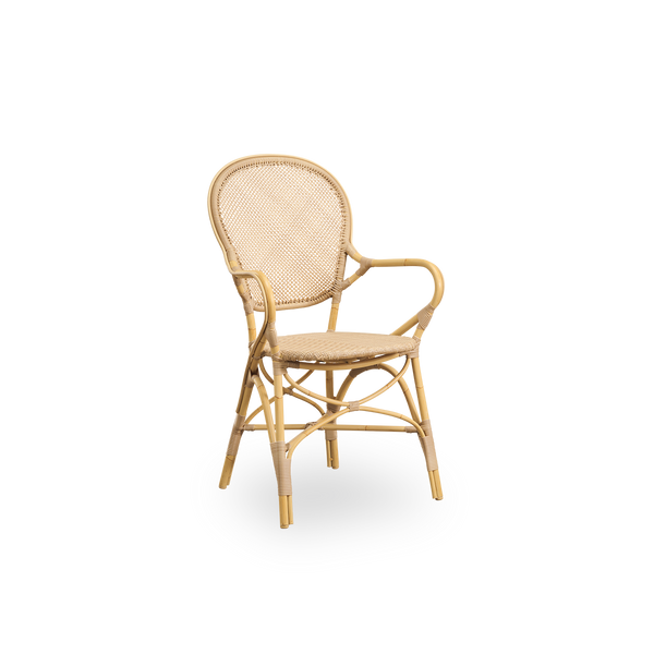 Seitenansicht des Rossini Outdoor-Essstuhls mit Armlehnen in Naturfarbe. Eleganter Stuhl mit runder Rückenlehne und Armlehnen in schlichtem Design. Aluminiumrahmen im Rattan-Look mit geflochtenem ArtFibre-Sitz und Rückenlehne.