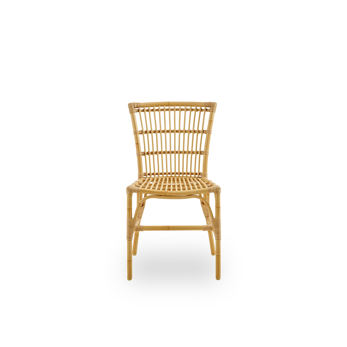 Vorderansicht des Elisabeth Outdoor-Esszimmerstuhls in Rattan-Optik. Ein kleiner Outdoor-Essstuhl mit minimalistischem Design. Aluminiumrahmen mit ArtFibre-Geflecht.
