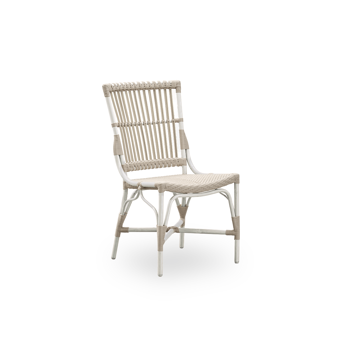 Seitenansicht des Piano Outdoor-Essstuhls mit hoher, breiter Rückenlehne. Aluminiumrahmen mit ArtFibre-Umschlingungen in Dove White-Farbe.